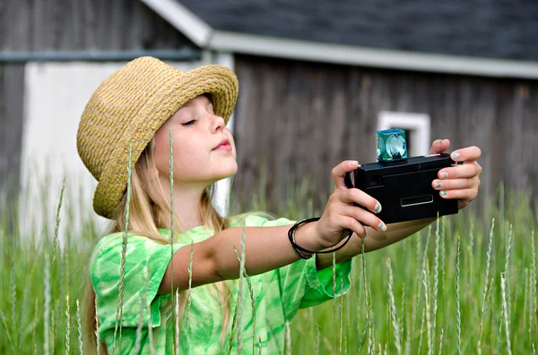 Girl with old-fashioned camera — Stock Photo, Image