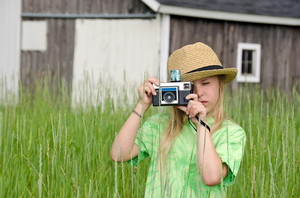 오래 된 카메라와 함께 어린 소녀 — 스톡 사진