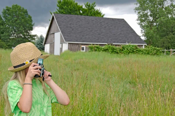 Κορίτσι με ρετρό κάμερα — Φωτογραφία Αρχείου