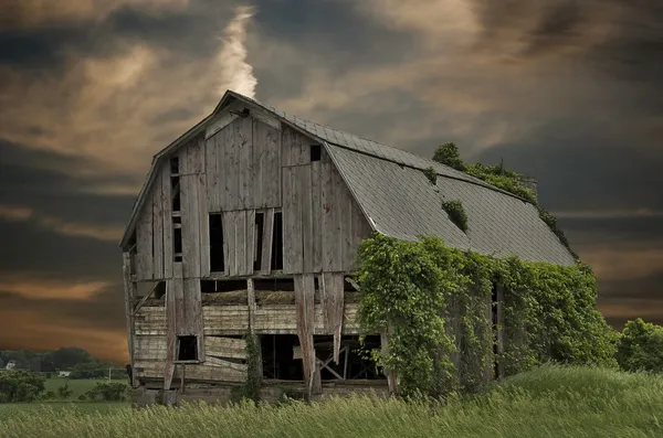 Ancienne grange au coucher du soleil — Photo