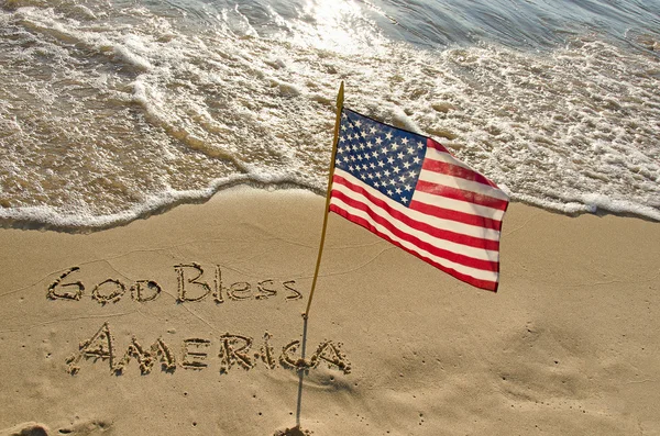 Bandeira americana na praia — Fotografia de Stock