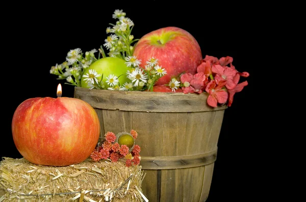 Vela de manzana en la paca de heno —  Fotos de Stock