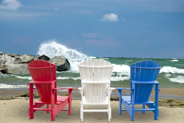Adirondack stoelen op strand — Stockfoto
