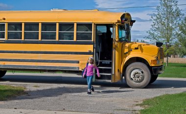 okul otobüsten kız