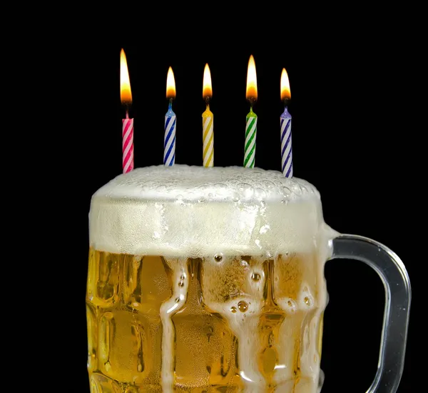Velas de cumpleaños en cerveza — Foto de Stock