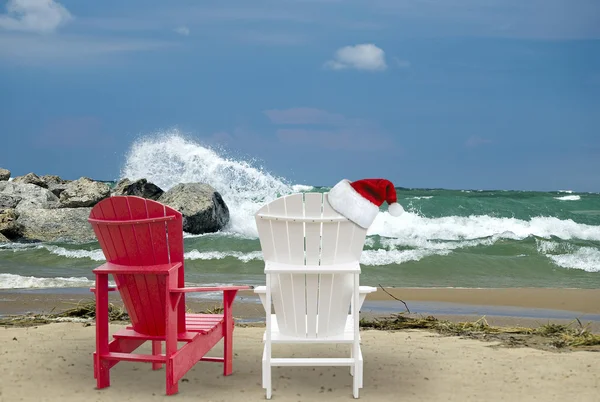 Santa kapelusz na krześle plaży — Zdjęcie stockowe
