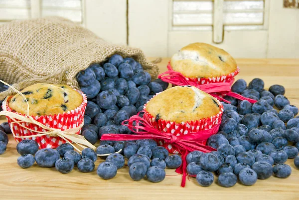 Muffins de mirtilo com saco de serapilheira — Fotografia de Stock