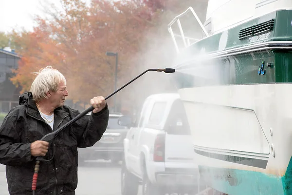 Καυκάσιος Άνδρας Καθαρίζει Κύτος Σκάφους Πλυντήριο Πίεσης — Φωτογραφία Αρχείου