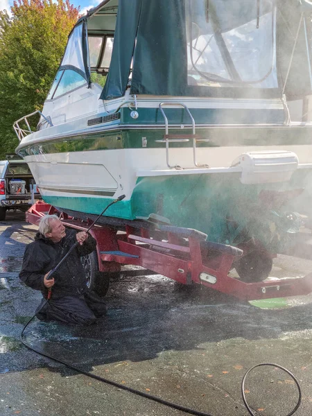 Homem Caucasiano Vestindo Terno Impermeável Preto Enquanto Pressão Lavagem Powerboat — Fotografia de Stock