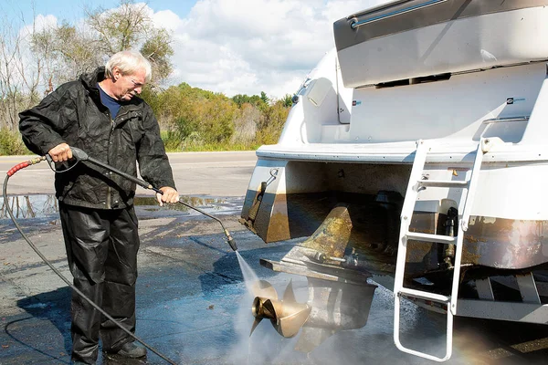 Kaukasier Wäscht Motorboot Propeller Mit Hochdruckreiniger — Stockfoto