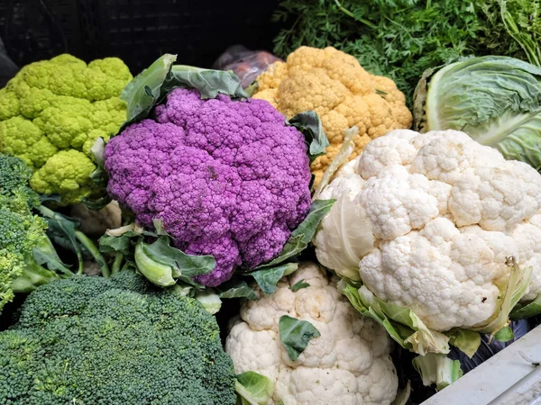 Fresh Purple Yellow White Cauliflower Market — 图库照片
