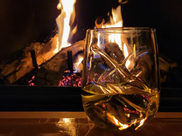 Close Wine Tumbler Fire Fireplace Background — Stock Photo, Image