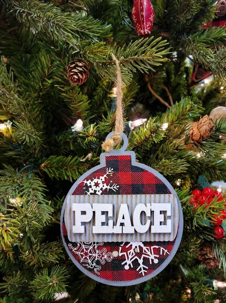 Közelkép Karácsonyi Béke Dísz Egy Fenyőfa Ünnepi Fények — Stock Fotó