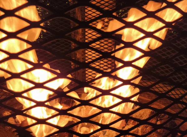 Закрыть Пламя Огненной Яме Черной Решеткой — стоковое фото
