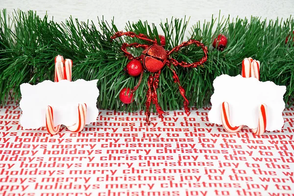 Пара Тримачів Цукерок Тростини Порожніми Білими Картками Зеленою Гірляндою Різдвяному — стокове фото