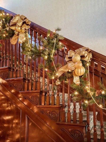 Strona Główna Wnętrze Christmas Lights Fantazyjne Złote Dekoracje Drewnianych Schodach — Zdjęcie stockowe