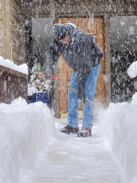 Λευκός Άντρας Φτυαρίζει Χιόνι Χιονοθύελλα — Φωτογραφία Αρχείου