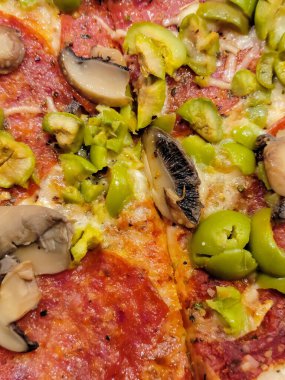 Biberli ve mantarlı pizzaya çok yakın.