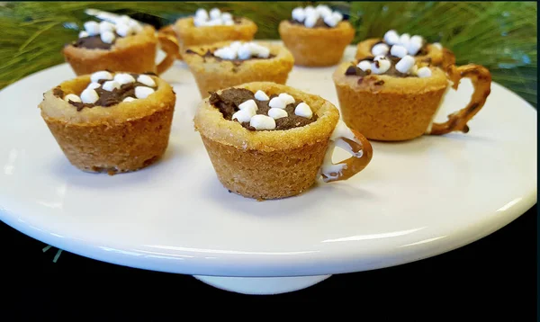 Julbakverk Choklad Koppar Med Marshmallows Och Kringla Handtag Vit Piedestal — Stockfoto