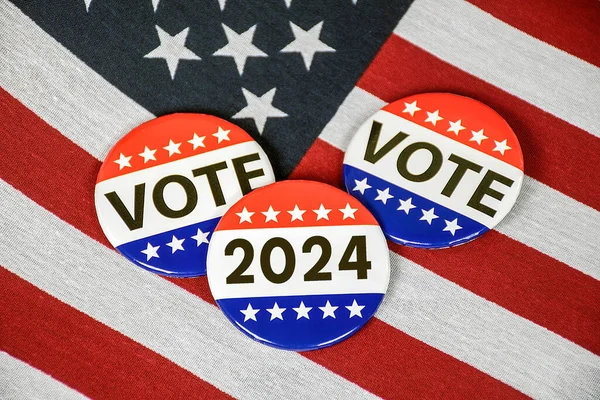 Birleşik Devletler Bayrağında 2024 Seçim Kampanyası Düğmeleri — Stok fotoğraf