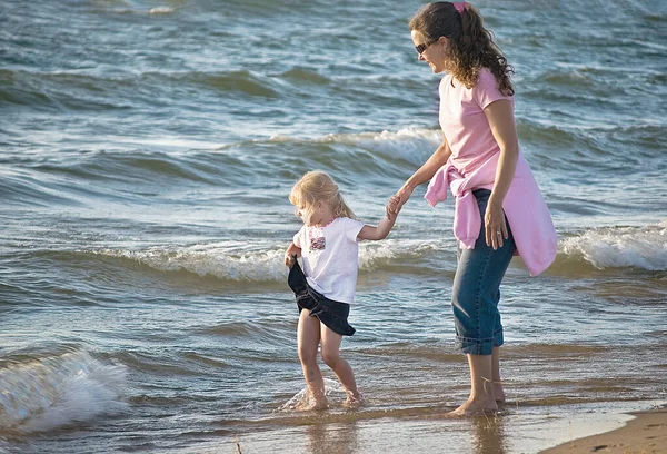 白人母亲和女儿在海滩上散步 — 图库照片
