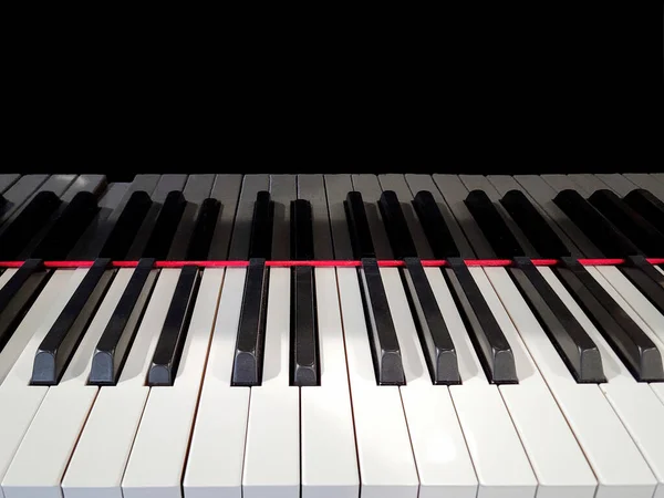 Primer Plano Del Teclado Del Piano Con Reflejo Negro Brillante —  Fotos de Stock