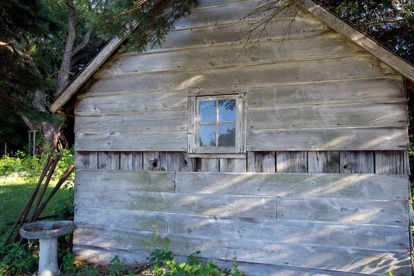 Taştan Kuş Banyosu Ormandaki Kare Pencereli Kır Evi — Stok fotoğraf