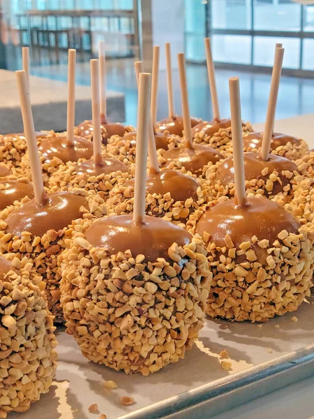 Primer Plano Manzanas Caramelo Con Nueces Palitos — Foto de Stock