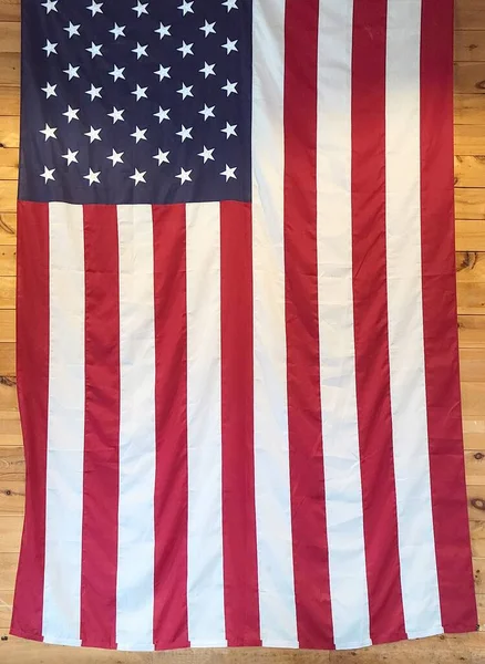Bandeira Americana Pendurada Uma Parede Madeira — Fotografia de Stock