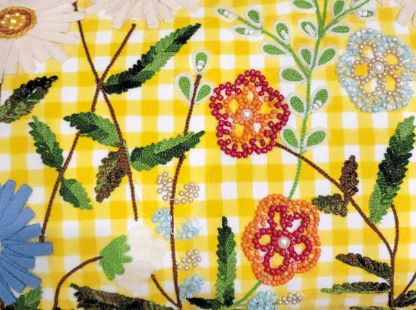 구슬이 노란색 의민가 꽃무늬 의수놓기 — 스톡 사진