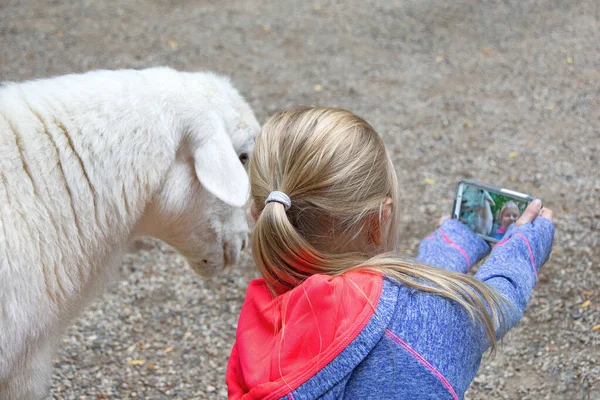 Ung Blond Flicka Tar Selfie Med Vit Get — Stockfoto