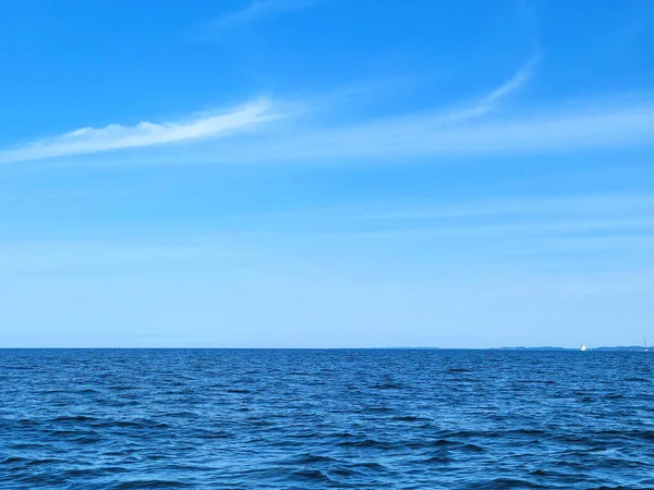 Blue Lake Michigan Water Met Horizon Zomerhemel — Stockfoto