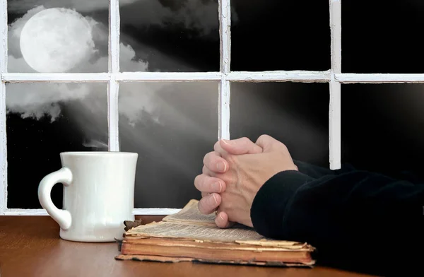 Praying Hands Old Open Bible White Coffee Mug Moonbeams Glowing — Foto Stock