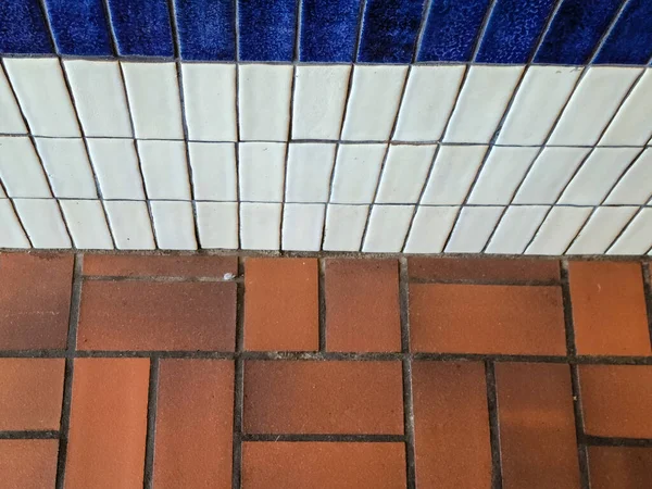 Ceramic White Blue Wall Tile Brown Tile Floor Pattern — Fotografia de Stock