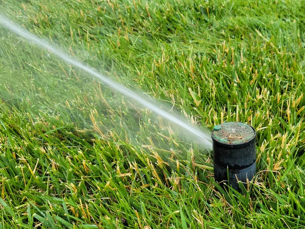 Primer Plano Cabeza Del Rociador Subterráneo Hierba Verde Con Spray —  Fotos de Stock