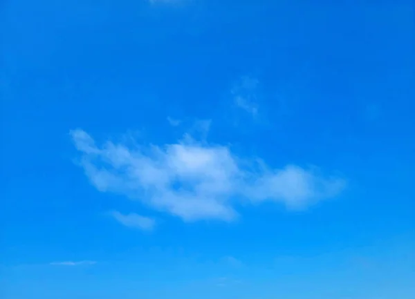 Nuage Unique Dans Ciel Bleu Vif — Photo