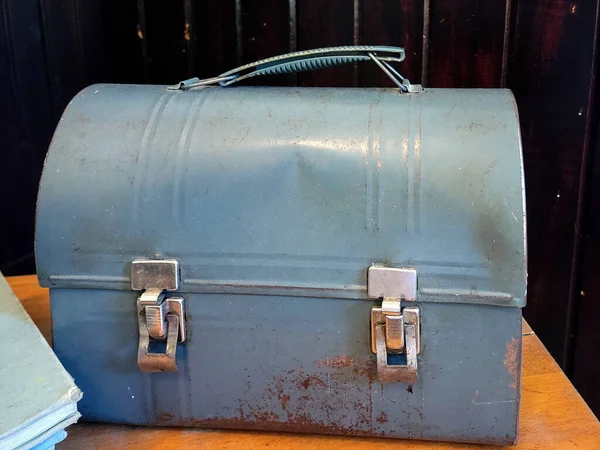 Old Dented Blue Metal Lunch Pail Book Wooden Table — Stock Photo, Image