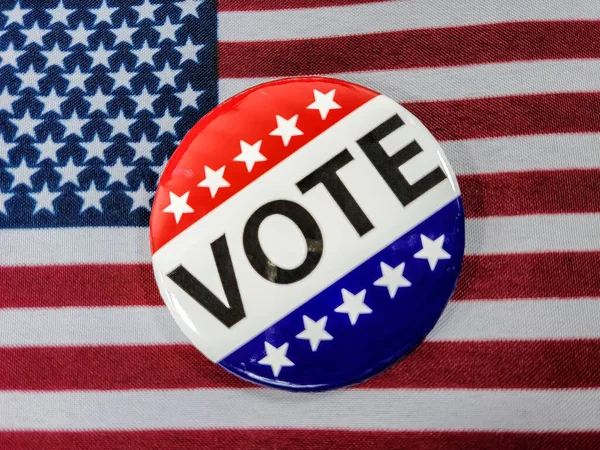 Bir Amerikan Bayrağındaki Seçim Kampanyası Düğmesinin Kapanışı — Stok fotoğraf