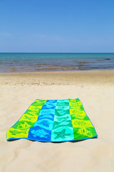 Towel on beach — Stock Photo, Image