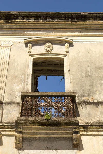 Verwoeste balkon — Stockfoto