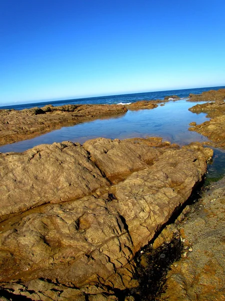 Praia rochosa — Fotografia de Stock