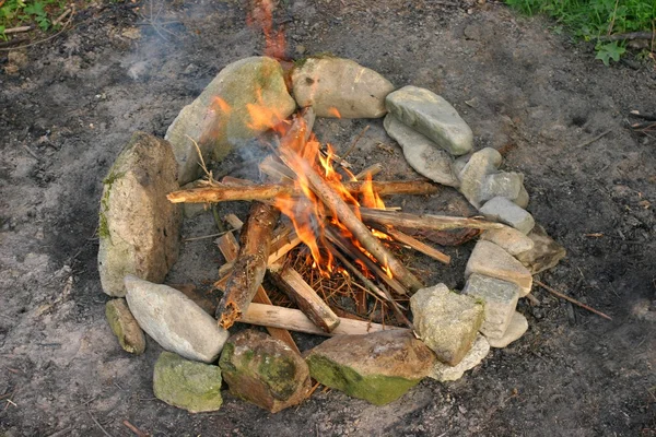 Cirkel spis med brinnande pinnar Royaltyfria Stockbilder