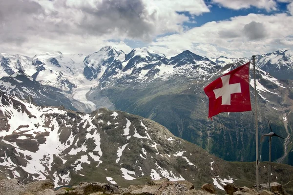 Vista aérea da cordilheira Bernina no verão com bandeira suíça Imagens De Bancos De Imagens