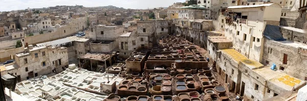 Alte gerberei in fes, marokko, afrika (weite panoramaaussicht) — Stockfoto