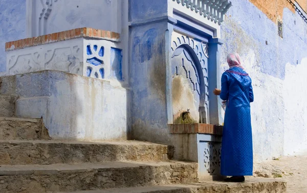 su: chefchaouen, morocco sokaklarında de Müslüman kadın