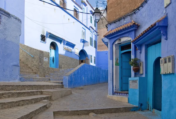 Blå färgade stadens gator i chefchaouen, Marocko — Stockfoto