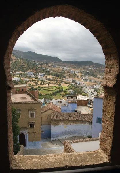 Veduta incorniciata di Medina attraverso la finestra della Kasbah, Chefchaouen, Marocco — Foto Stock