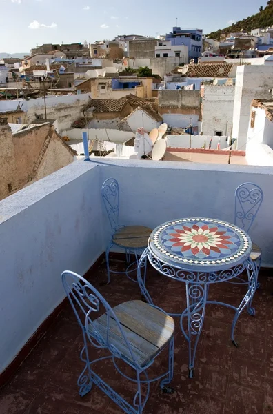 Chefchaouen, Marrocos - Terraço no telhado Fotos De Bancos De Imagens