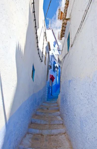 Blå färgade och smala stadsgator i chefchaouen, Marocko Royaltyfria Stockbilder