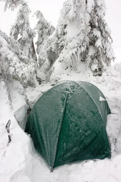 Tienda enterrada en la nieve en el paisaje de invierno brumoso —  Fotos de Stock